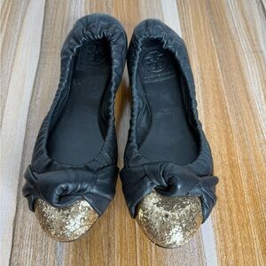 TORY BURCH Katie Ballet Flats Black Leather Gold Toes Minimalist Womens Size 7M